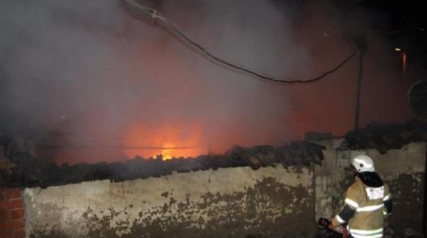 Tek Katlı Ev Yangında K&uuml;le D&ouml;nd&uuml;