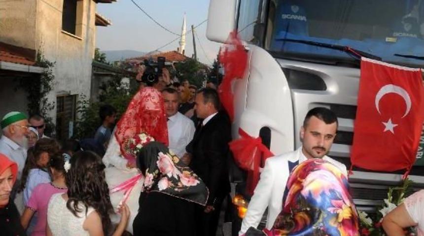 Tır &lsquo;Gelin Arabası&rsquo; Oldu