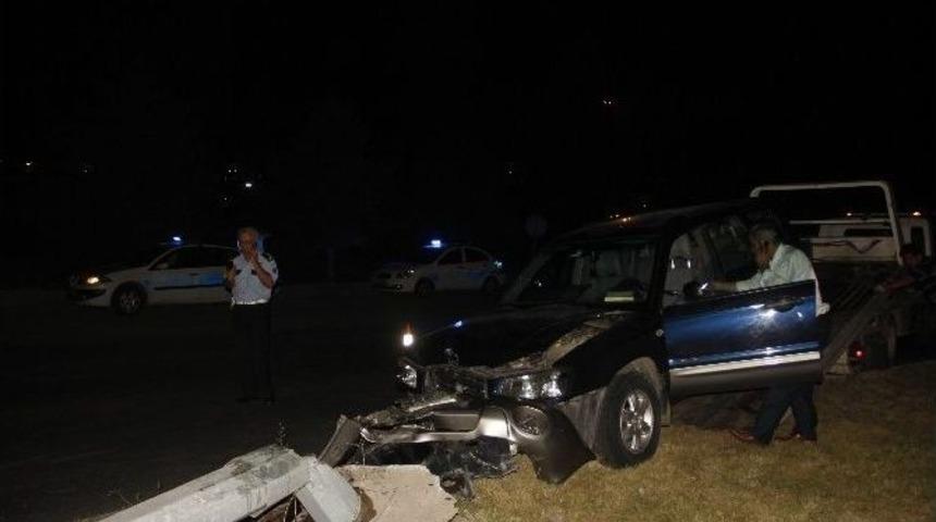 Otomobil Elektrik Direğini Devirdi: 4 Yaralı