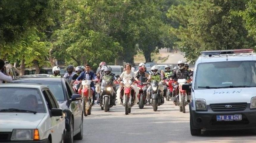 Damat Polis Gelin D&uuml;ğ&uuml;n Arabası Yerine Motosikleti Tercih Etti