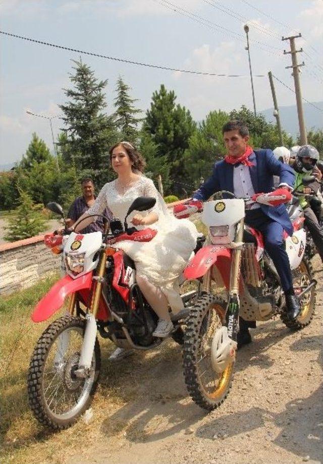 Damat Polis Gelin Düğün Arabası Yerine Motosikleti Tercih Etti