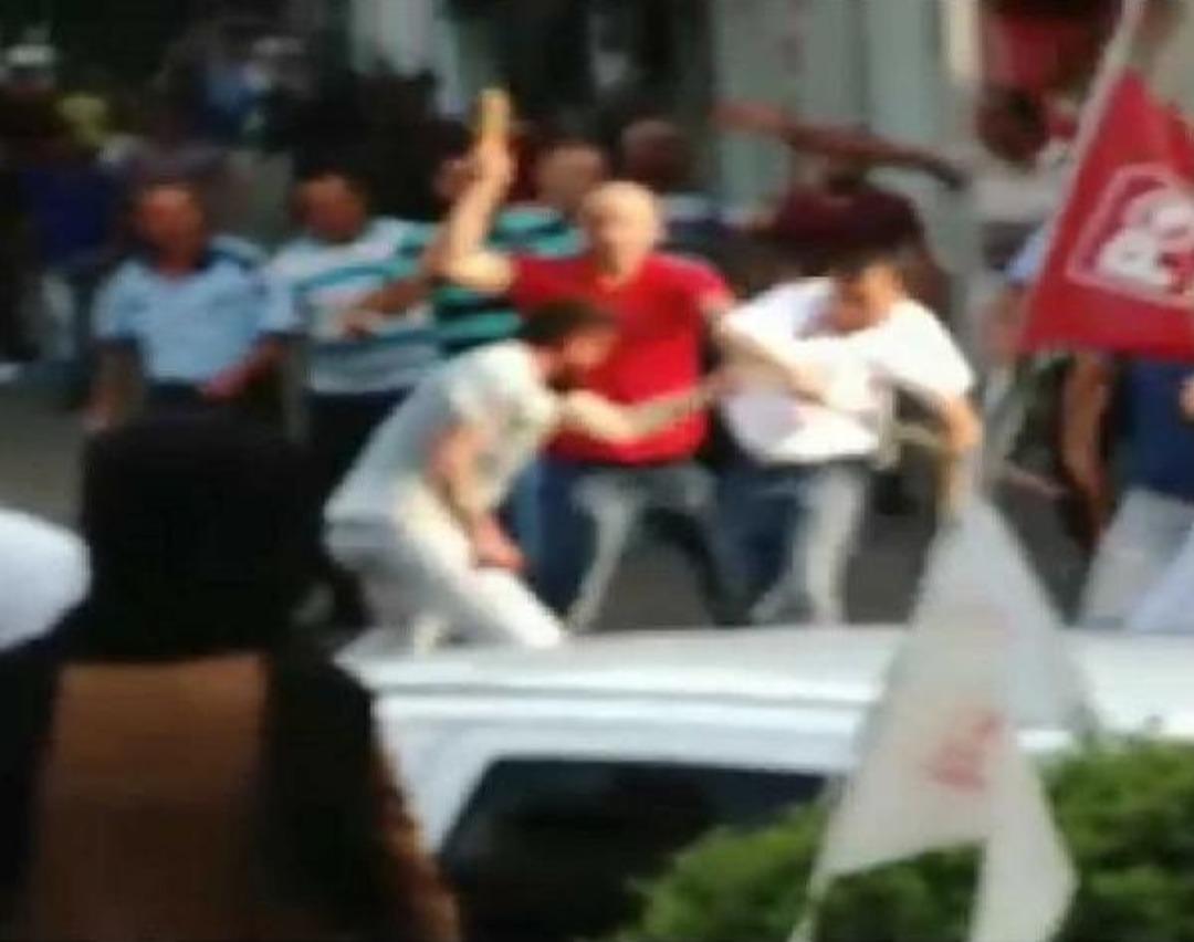 Seyyar Satıcı Bı&ccedil;akla Dehşet Sa&ccedil;tı: 1'i Ağır 7 Zabıta Yaralı