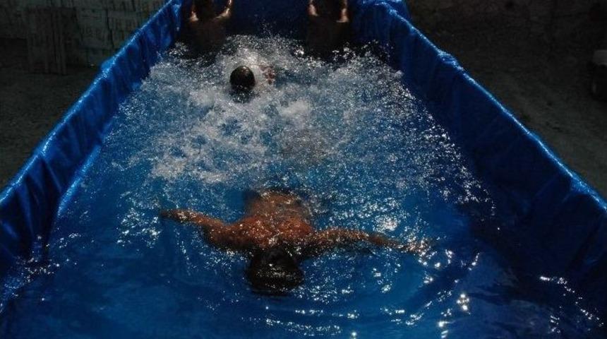 İş&ccedil;ilerin Kamyonet Kasasında Havuz Keyfi