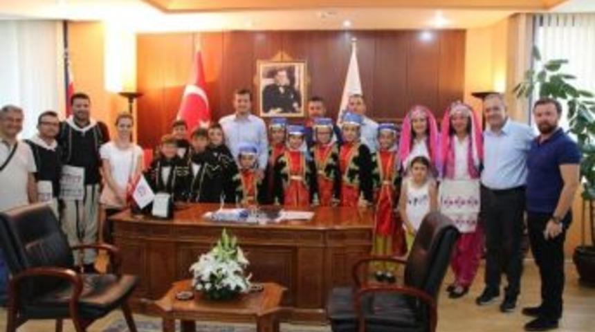 &Ccedil;erkezk&ouml;y Kent Konseyi Halk Oyunları Ekibi Yurda D&ouml;nd&uuml;