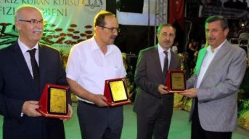 Müftü Gül, Müftü Yardımcısı Akyıl Ve Şube Müdürü Baştürk’e Teşekkür Plaketi