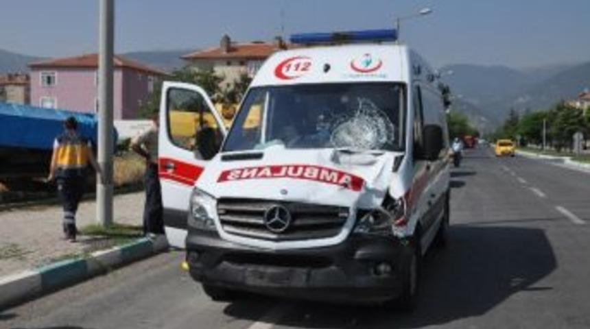 Ambulans Bisiklete &Ccedil;arptı: 1 &Ouml;l&uuml;