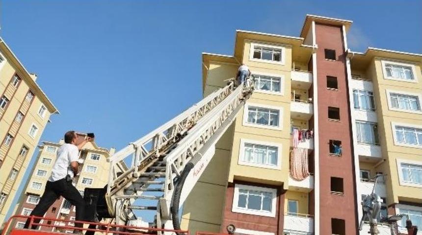 Aksaray&rsquo;da Sekiz Katlı Binada Yangın Paniği