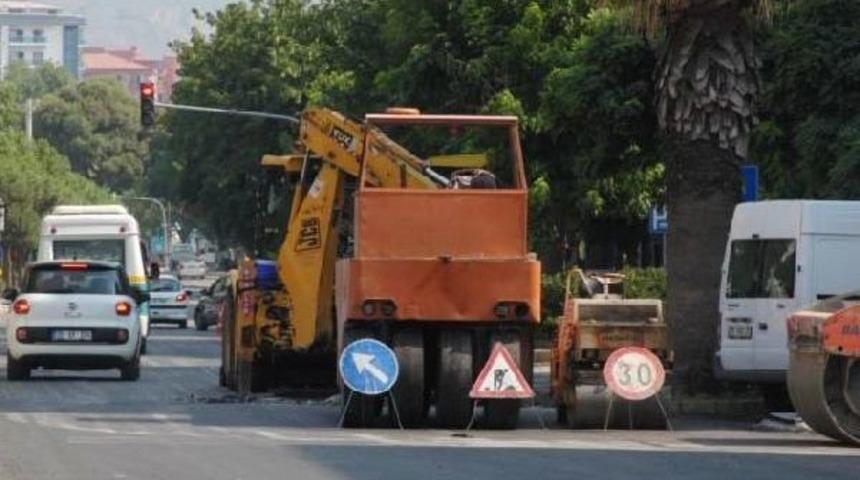 İş Makinesi Yeraltı Otoparkının Tavanını Deldi
