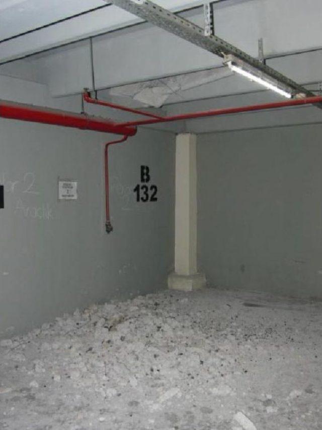 İş Makinesi Yeraltı Otoparkının Tavanını Deldi 1