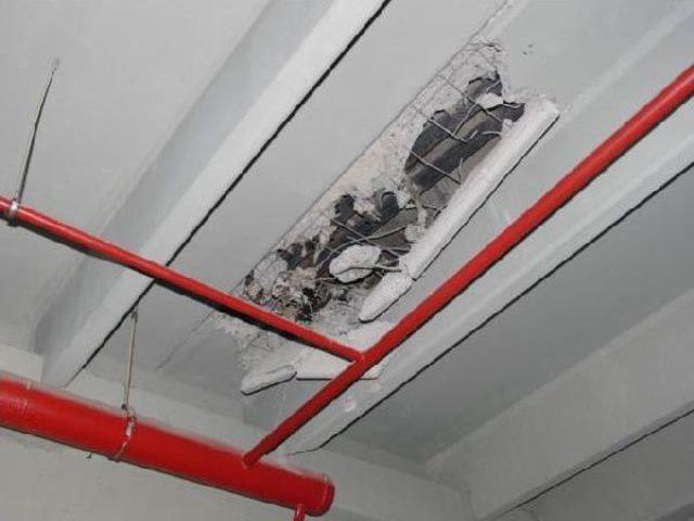 İş Makinesi Yeraltı Otoparkının Tavanını Deldi