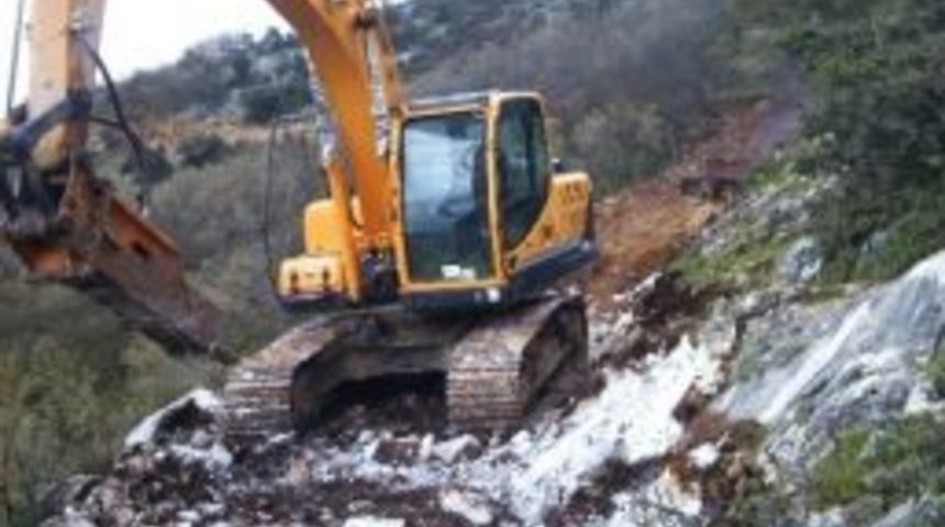 Kayaların Ge&ccedil;it Vermediği Fındıklı Yolu Yapılıyor