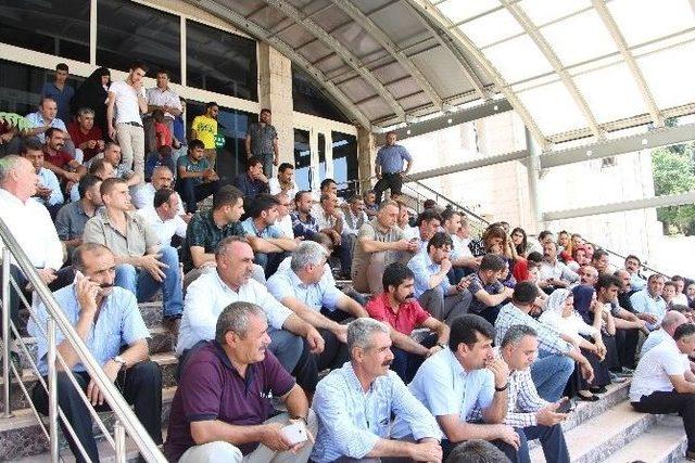Şırnak’ın Vekilleri Valilik Kapısında Oturma Eylemi Başlattı 1
