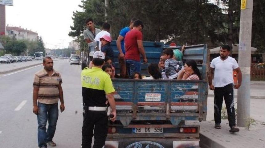 Kamyonet Kasasında Tehlikeli Yolculuk