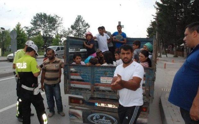 Kamyonet Kasasında Tehlikeli Yolculuk 1