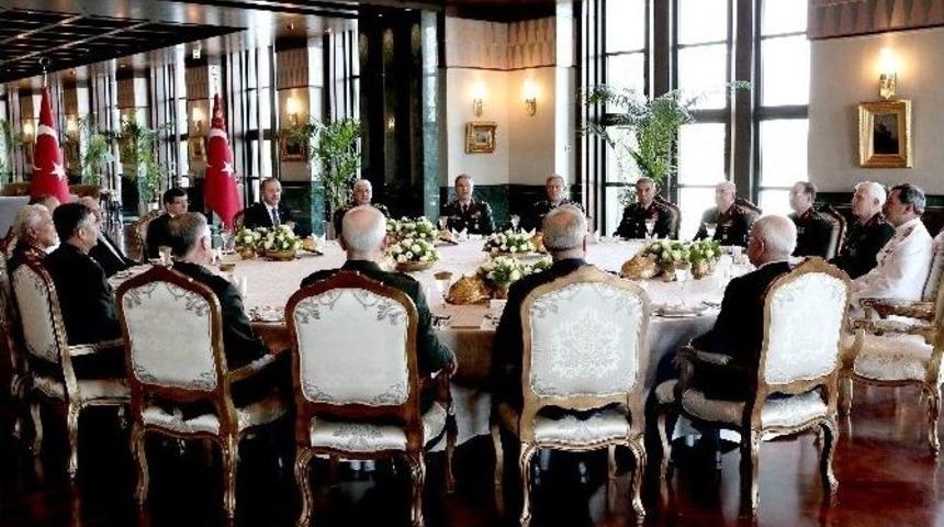 Cumhurbaşkanı Erdoğan, Y&uuml;ksek Askeri Şura &Uuml;yeleri İle &Ouml;ğle Yemeğinde Bir Araya Geldi