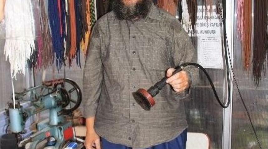 Rizeli Ayakkabı Boyacısı Matkap İle Boyadığı Ayakkabıları Parlatıyor