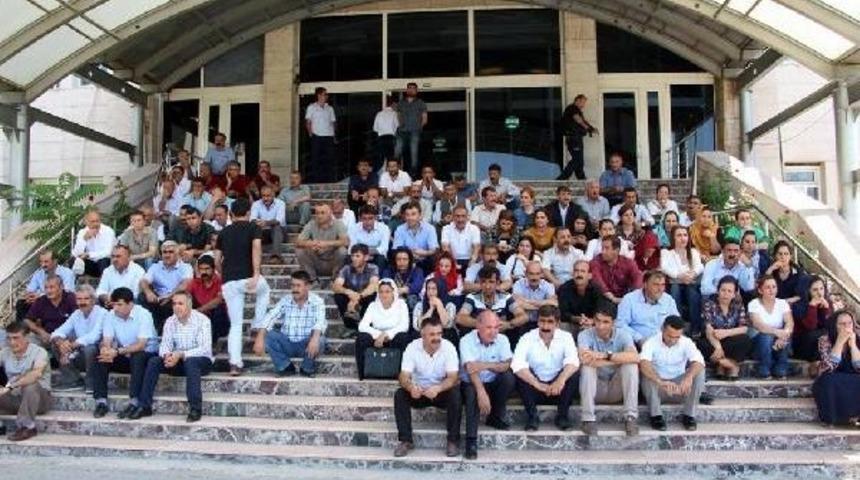 Hdp'liler Ypg'lilerin Cenazeleri I&ccedil;in Şırnak Valiliği &Ouml;n&uuml;nde Oturma Eylemi Başlattı