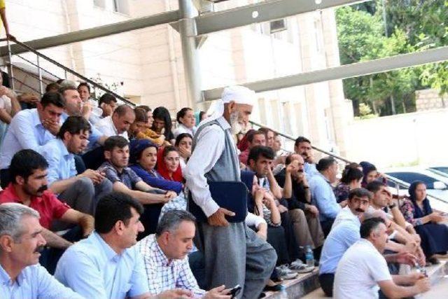 Hdp'liler Ypg'lilerin Cenazeleri Için Şırnak Valiliği Önünde Oturma Eylemi Başlattı