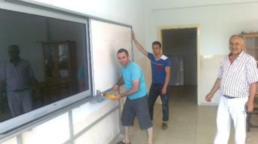 Burhaniye&rsquo;de Okullara Akıllı Tahta