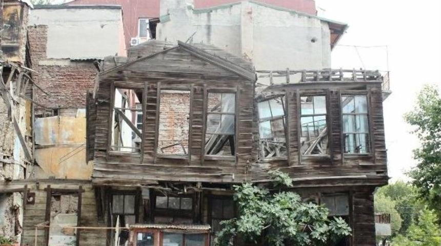 Tekirdağ&rsquo;daki Metruk Binalar Gece Ayrı G&uuml;nd&uuml;z Ayrı Tehlike Sa&ccedil;ıyor