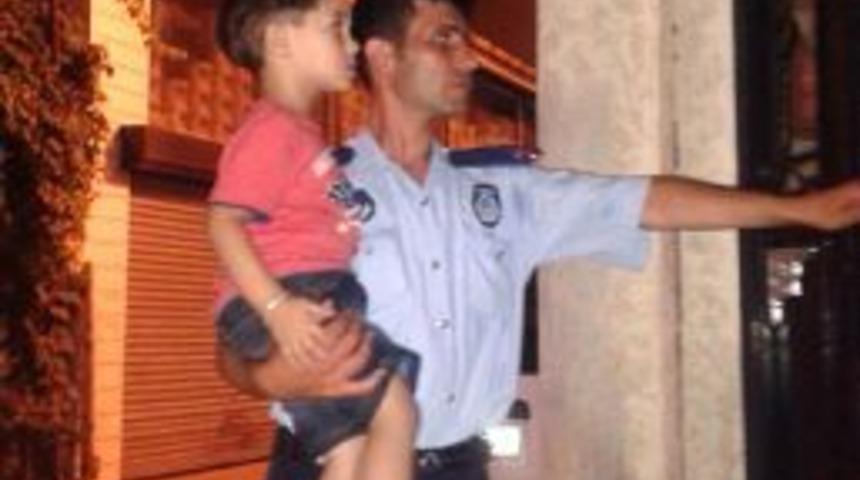 Kayıp İngiliz &Ccedil;ocuğu Beyoğlu Zabatıları Bulup Ailesine Teslim Etti