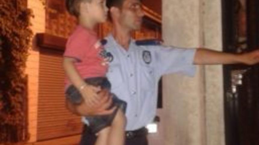 Kayıp İngiliz &Ccedil;ocuğu Beyoğlu Zabıtası Ailesine Kavuşturdu