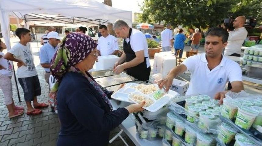 Sel&ccedil;uk&rsquo;ta Şeftali Festivali Buruk Ge&ccedil;ti