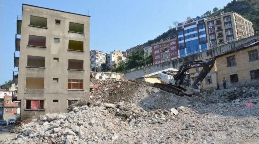 &Ccedil;&ouml;mlek&ccedil;i&rsquo;de Yıkılan Bina Sayısı 80&rsquo;e Ulaştı