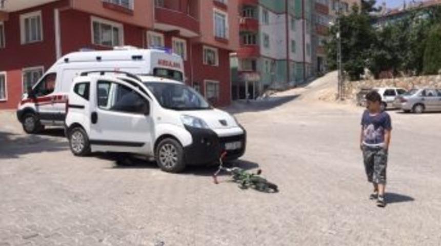Bisikletini Durduramayınca Otomobile &Ccedil;arptı