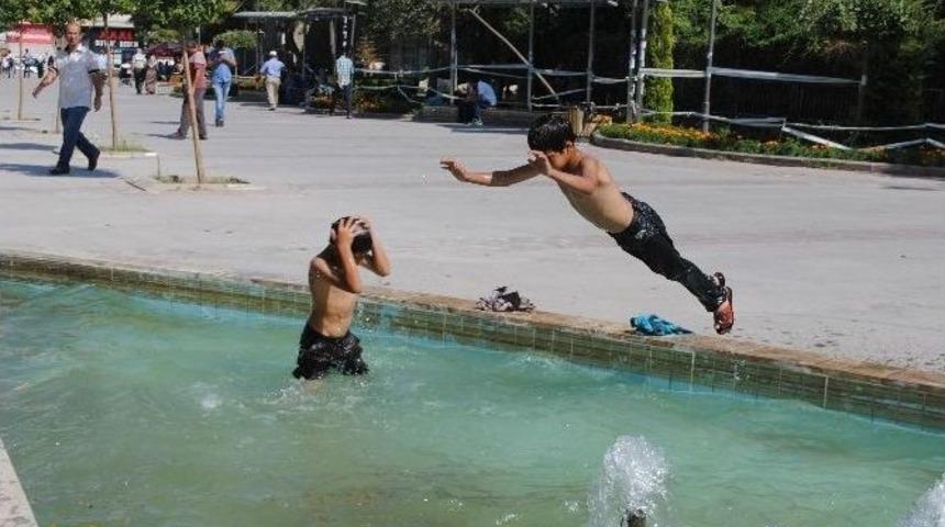 Sıcaktan Bunalan &Ccedil;ocuklar S&uuml;s Havuzunda Serinlediler
