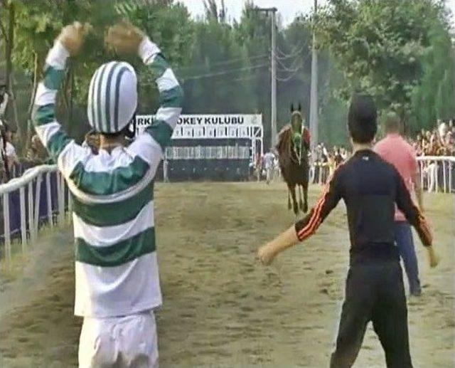 Jokeysiz Yarışan At &Uuml;&ccedil;&uuml;nc&uuml; Oldu 1