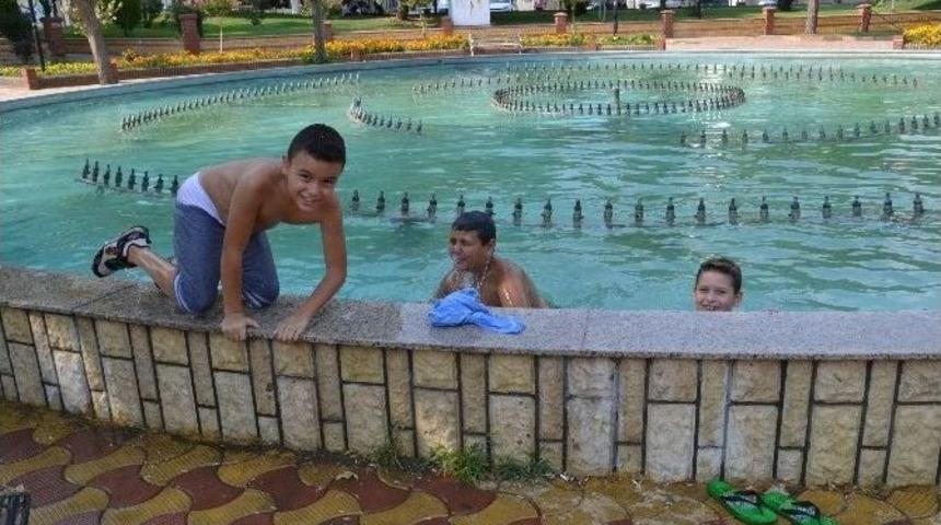 Nazilli&rsquo;de &Ccedil;ocuklar Tehlikeli Sularda Y&uuml;z&uuml;yor