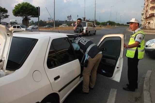 Polis, Bomba Yüklü Araç İhbarı Üzerine Kırmızı Alarm Verdi