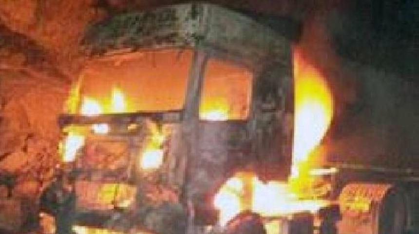 Pkk, Nusaybin'de 1 Tır Ile 1 Kamyonu Yaktı