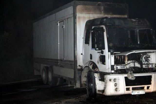 Pkk, Nusaybin de 1 Tır Ile 1 Kamyonu Yaktı 1