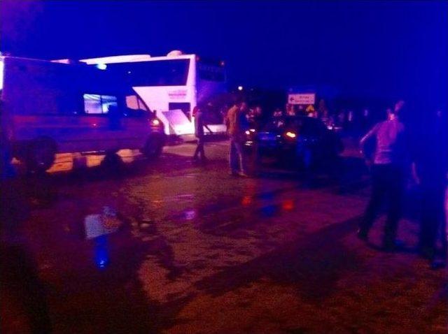 Otomobil Yolcu Otob&uuml;s&uuml;ne &Ccedil;arptı: 8 Yaralı 1