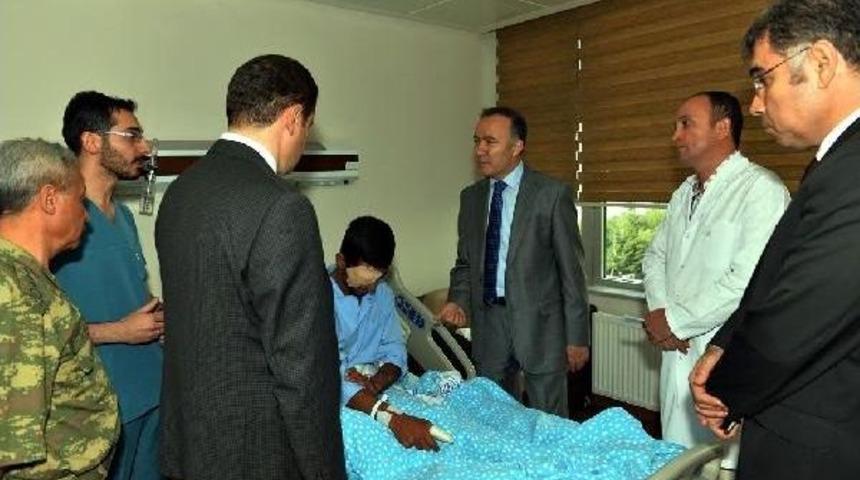 Karakol Saldırısında Yaralanan Askerlere 'ge&ccedil;miş Olsun' Ziyareti