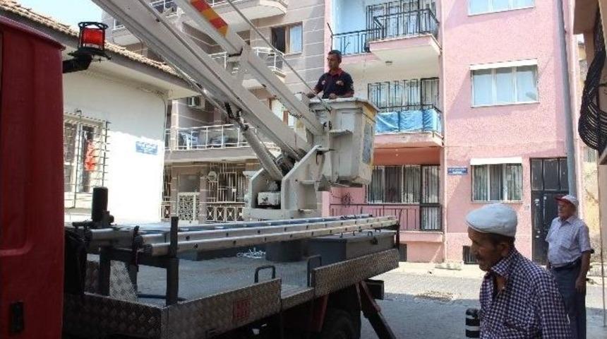 Biri İ&ccedil;eride Diğeri Dışarıda Mahsur Kalan Yaşlı Ve &Ouml;z&uuml;rl&uuml;n&uuml;n İmdadını İtfaiye Yetişti