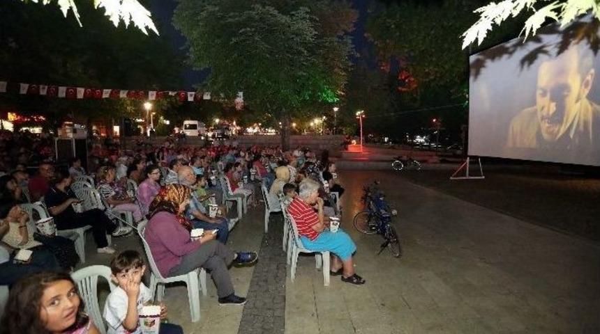 Yenimahalle&rsquo;de Yıldızların Altında Film Keyfi