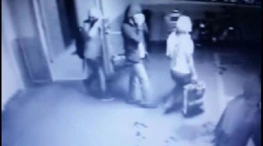 22 Katlı Rezidansta 8 Daireyi Soyan Ş&uuml;pheliler Kamerada