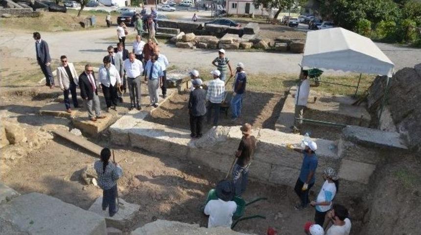 Vali Fidan Ve Başkan Keleş Kazı Alanında