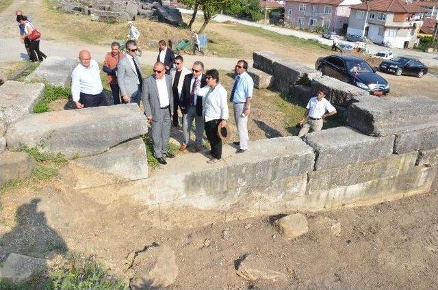 Vali Fidan Ve Başkan Keleş Kazı Alanında 1