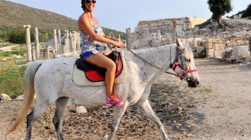 Turistlerin At Sırtında Safari Keyfi