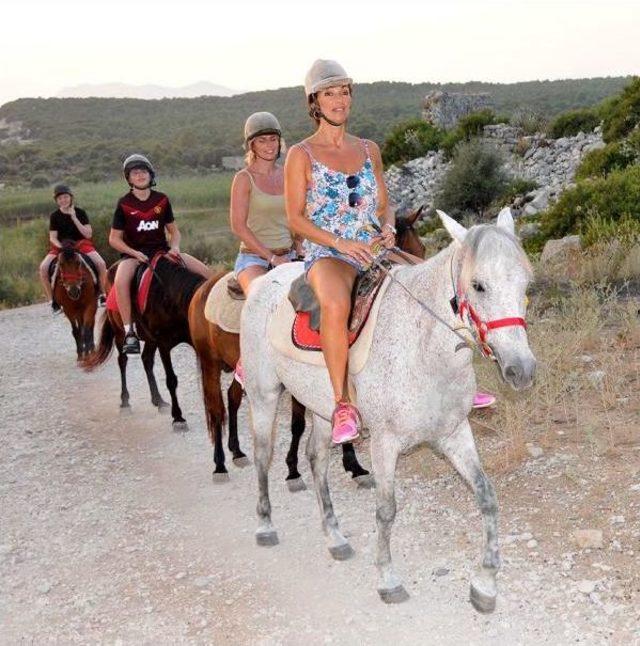 Turistlerin At Sırtında Safari Keyfi 2
