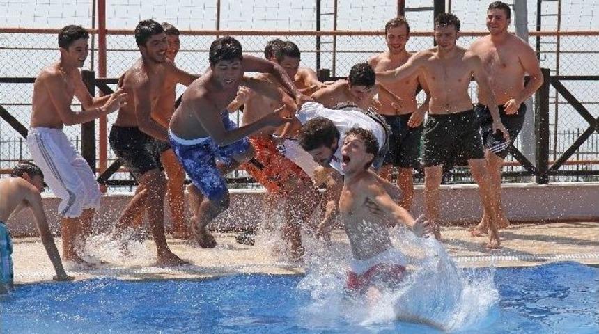 200 &Ouml;ğrenciye Kamp Armağanı