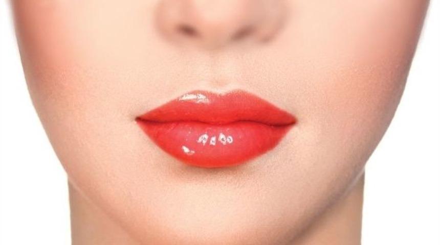 Dudak G&uuml;zelleştirici Ruj Geliyor