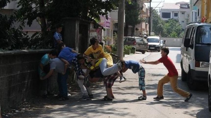 Cami Bah&ccedil;esinde Uzuneşek Oyunu