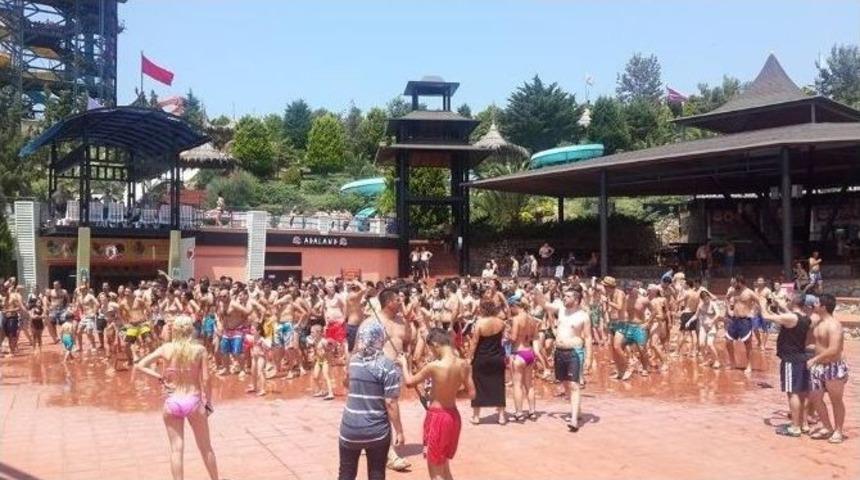 Sıcaktan Bunalan Plaja Ve Su Parkına Koştu