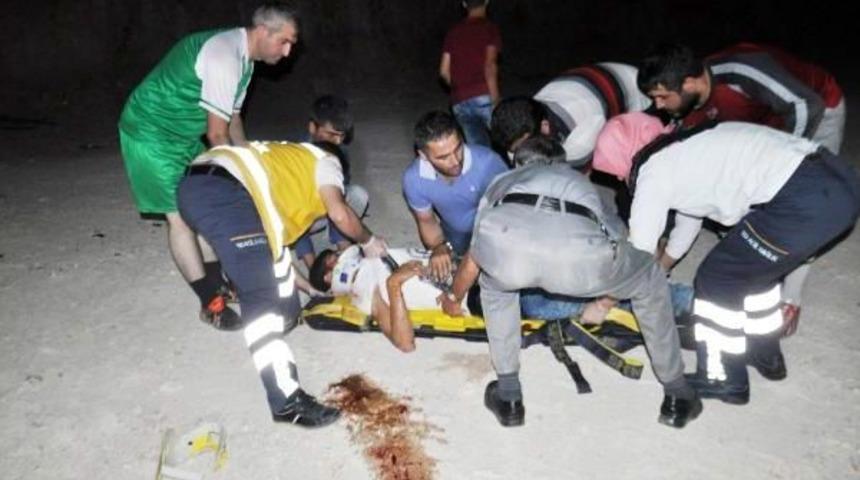 Motosikletiyle Temel &Ccedil;ukuruna D&uuml;şen Berber Yaralandı