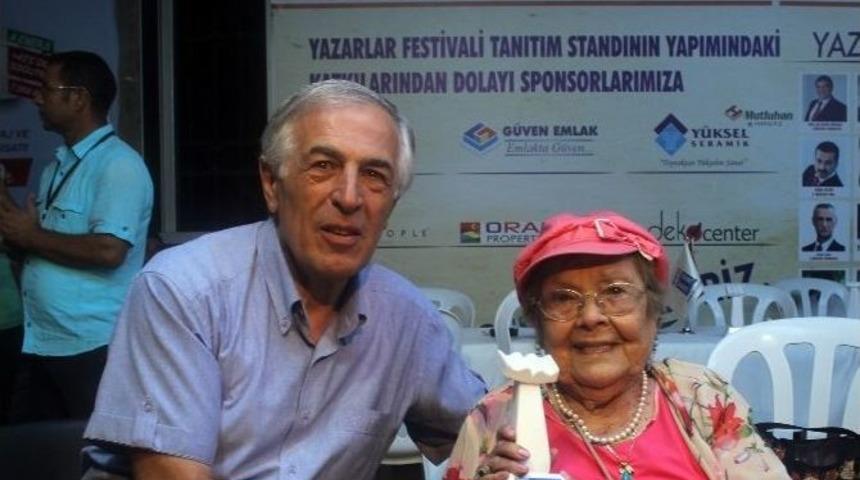 101 Yaşındaki &Uuml;nl&uuml; S&uuml;merolog Didim&rsquo;de Okurlarıyla Buluştu
